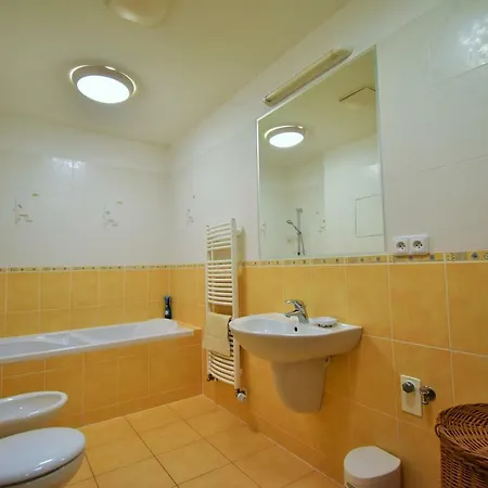 Michael Apartman *